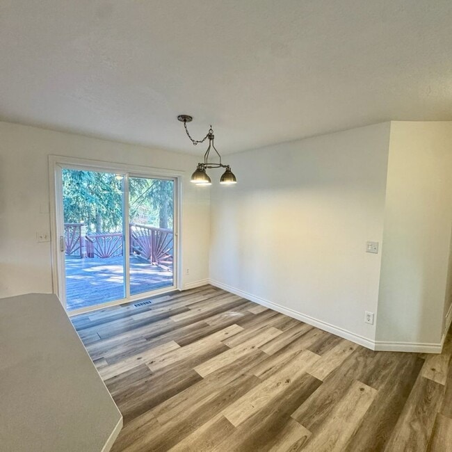Building Photo - Cute 4 bed 2 bath move in ready home!