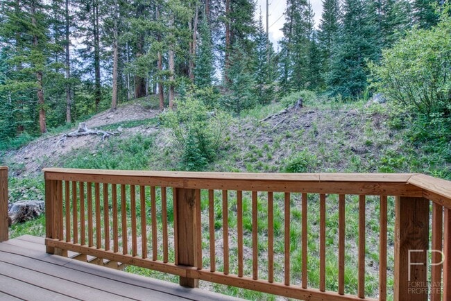 Building Photo - Walk to Bus Stop! Great Views and Hiking! ...