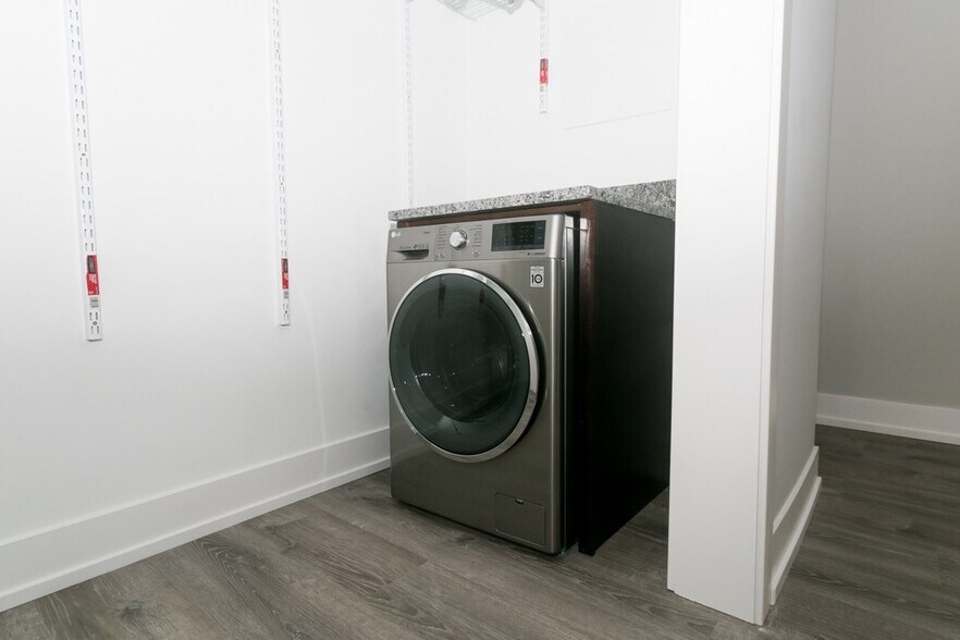 Building Photo - 710 W Brompton