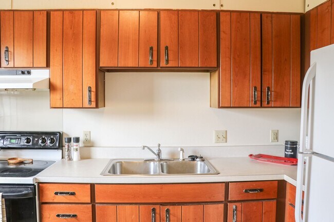 Building Photo - 1913 Douglas Ave