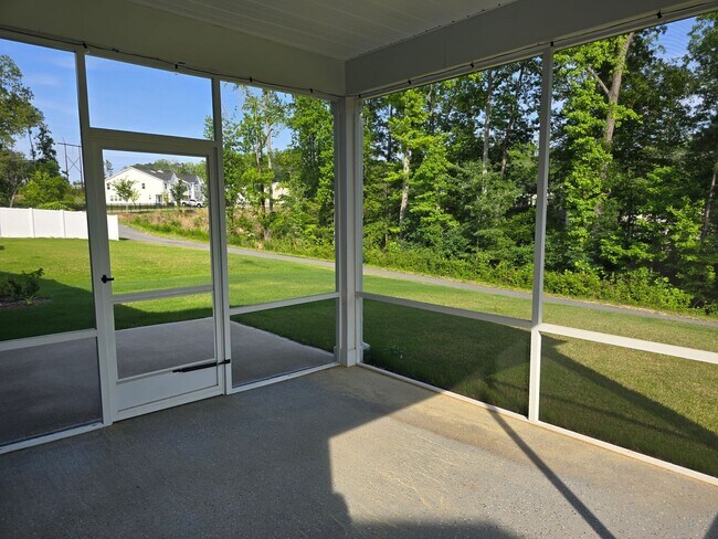 Building Photo - 4 spacious bedrooms and 3 full bathrooms along with guest suite. 1st floor primary and secondary ...