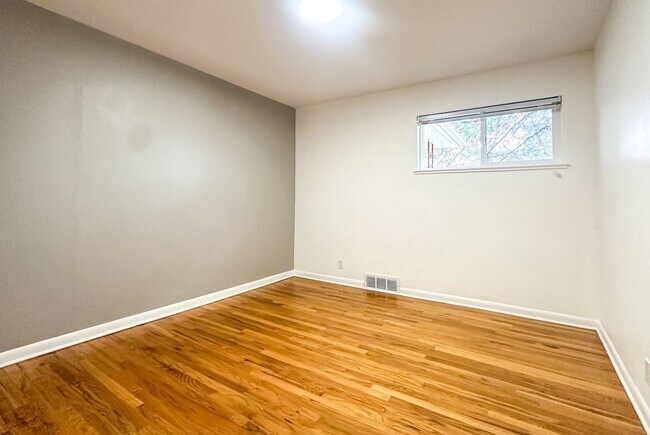 Building Photo - Beautifully Remodeled Duplex in Downtown L...