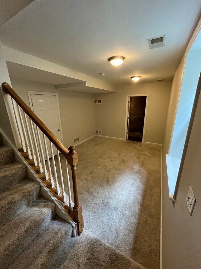 Building Photo - Newly Renovated 3 Bed 2.5 Bath Townhouse in Wexford available NOW!