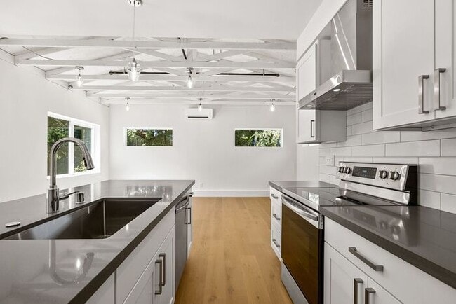Building Photo - Fresh AIR CONDITIONED Arbor Lane Beauty!