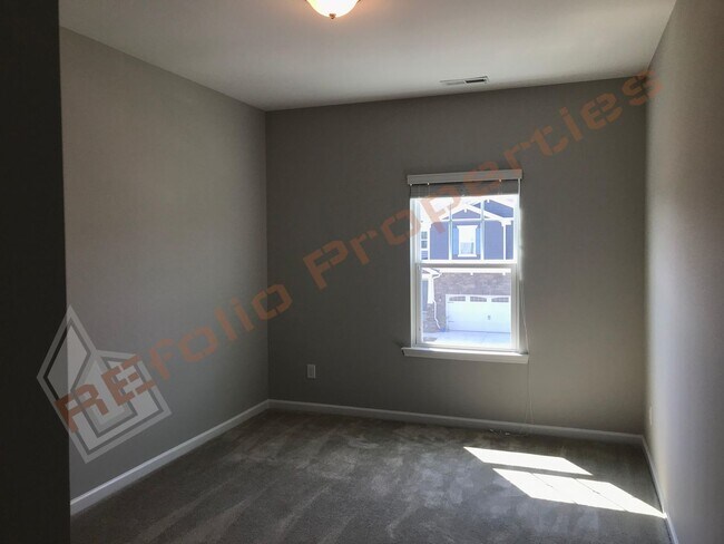 Building Photo - Grand 5 Bedroom 3 Baths House w/1st FL gue...
