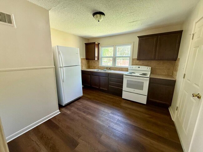 Building Photo - $1100 - 2 bed 1 bath - Single Family Home