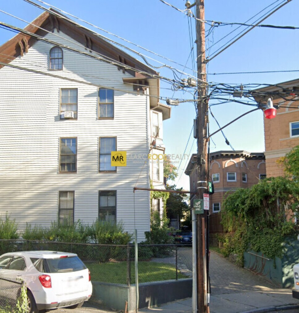 Building Photo - 8 Adella Pl