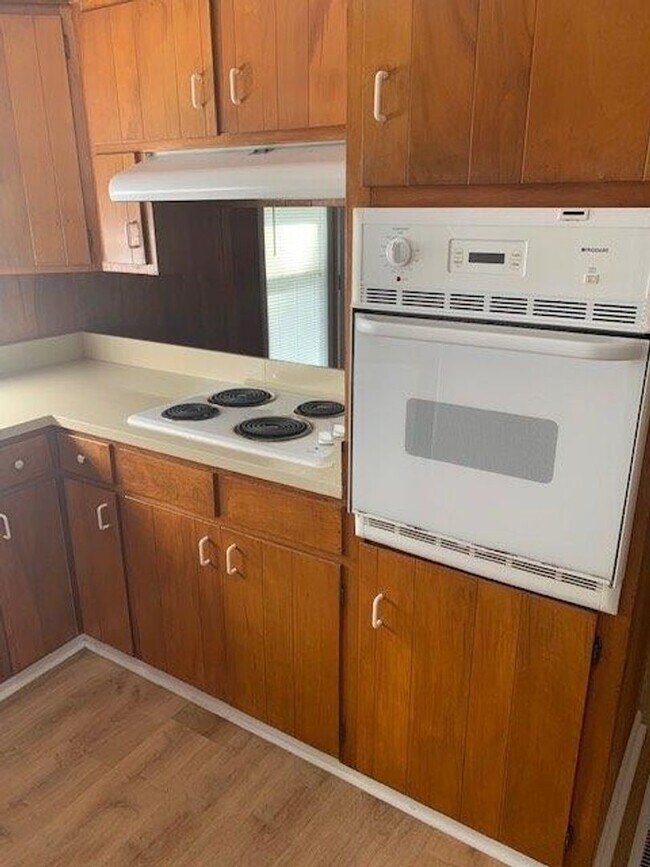 Building Photo - Nice 3 Bed 2 Bath Available Now!