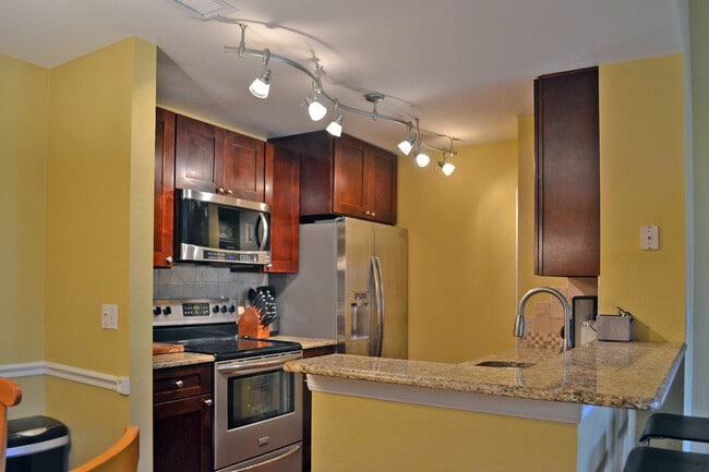 Building Photo - Luxury 2 bedroom 2 bathroom condo with lak...
