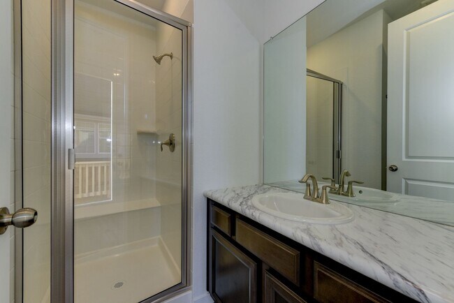 Building Photo - Beautiful 4 bed, 3 bath Townhome with 2 car garage ready for move in!