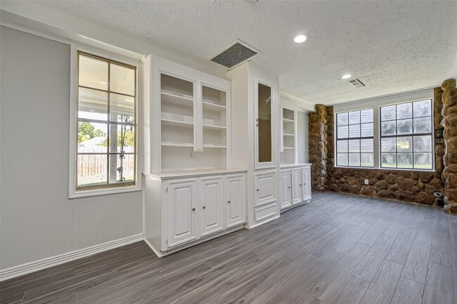 Building Photo - 1305 St Lawrence River Rd