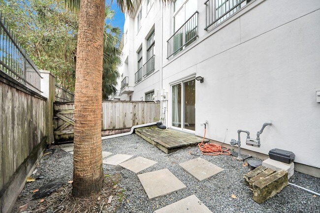 Building Photo - 1014 Montrose Blvd