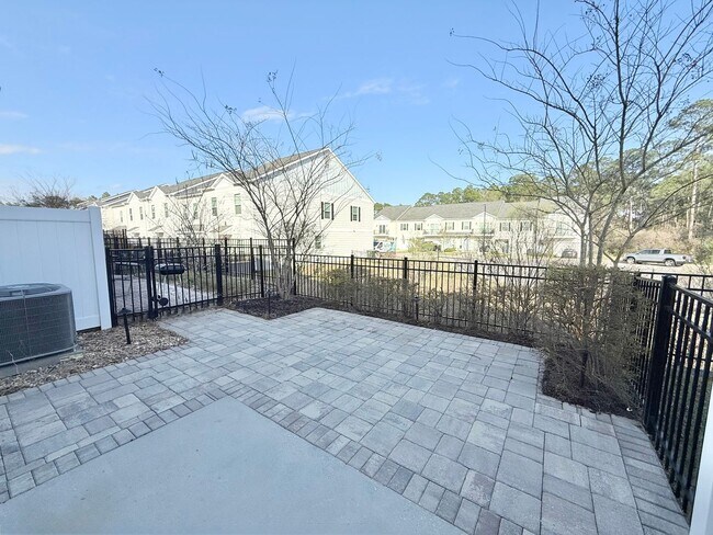 Building Photo - 3-Bedroom Townhome - Prime Pensacola Location