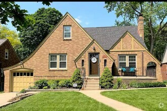 Building Photo - Omaha Country Club Bungalow!