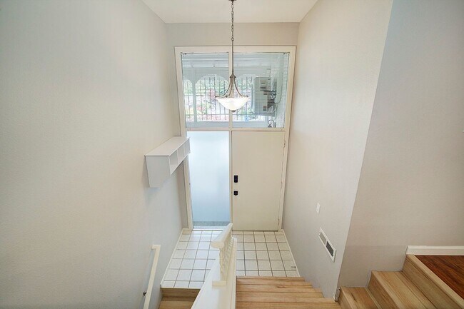 Building Photo - 2Bd/1.75Ba Kirkland Townhouse
