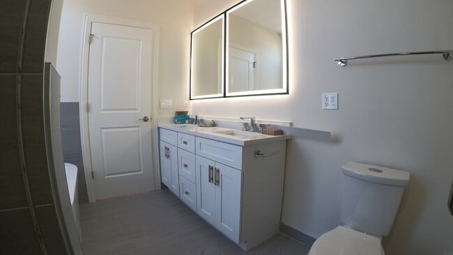 Building Photo - 1701 W Chicago Ave