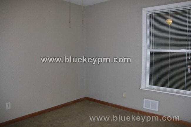 Building Photo - 2 Bed 1 Bath Home with Huge Bonus Room Nea...