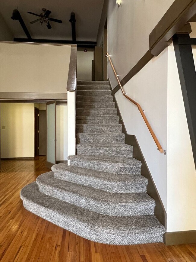 Building Photo - Executive DOWNTOWN Loft -- 1 bed, 1.5 bath, 1700 sqft!