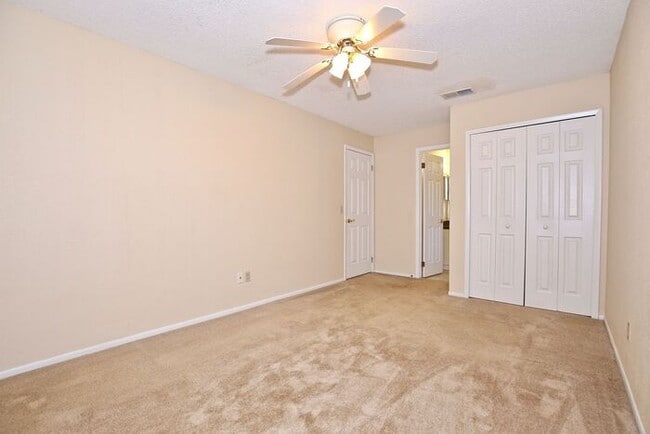 Building Photo - Modern 2/2 Condo in Hawthorne Village - Or...