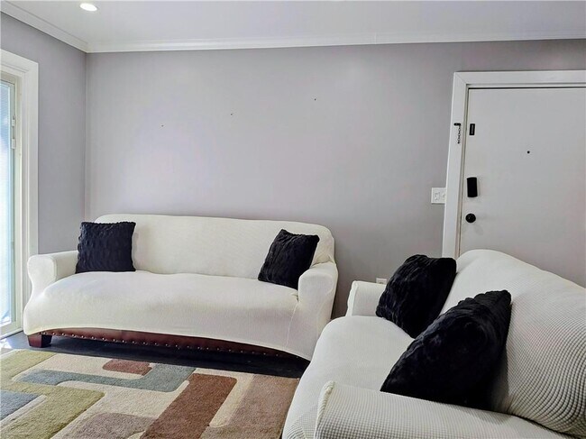 Building Photo - 2805 Northeast Expy