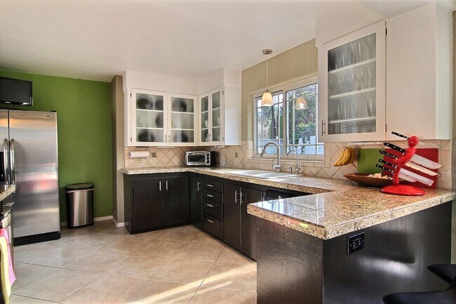 Building Photo - 303 Aliso Dr SE