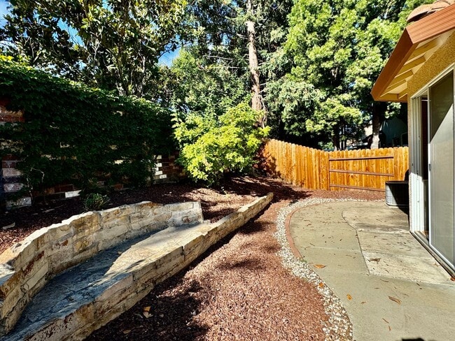 Building Photo - CLEAN AND COZY ONE STORY 3 BED, 2 BATH IN ...