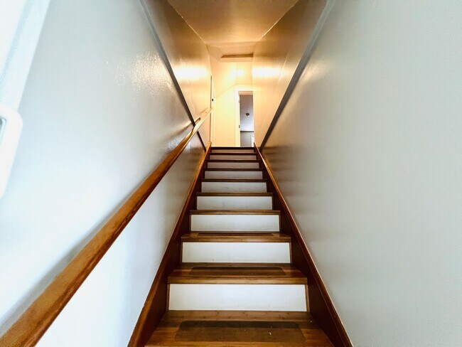 Building Photo - Beautiful 2 bedroom, + office/bonus room i...