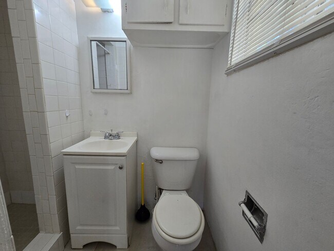 Building Photo - Cute Studio Duplex in Downtown Sarasota Available Now!