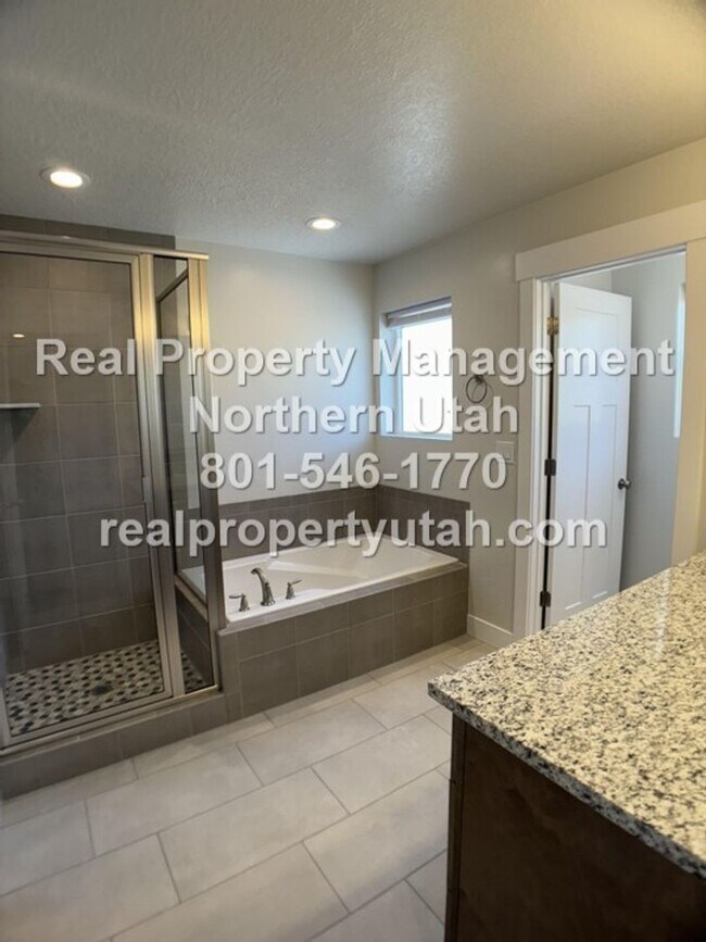 Building Photo - Newly Built 3 Bedroom 2.5 Bath Morgan Town...