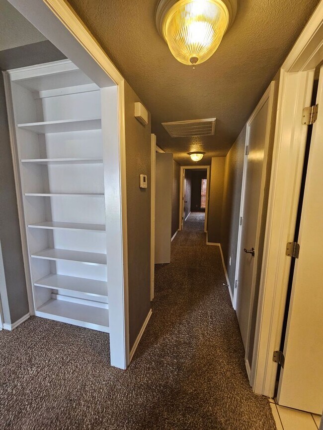Building Photo - (4) Bed/(3) Bath in Moore with Storm Shelter! Avail NOW!!