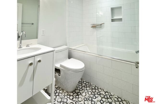 Building Photo - 1021 Westmount Dr