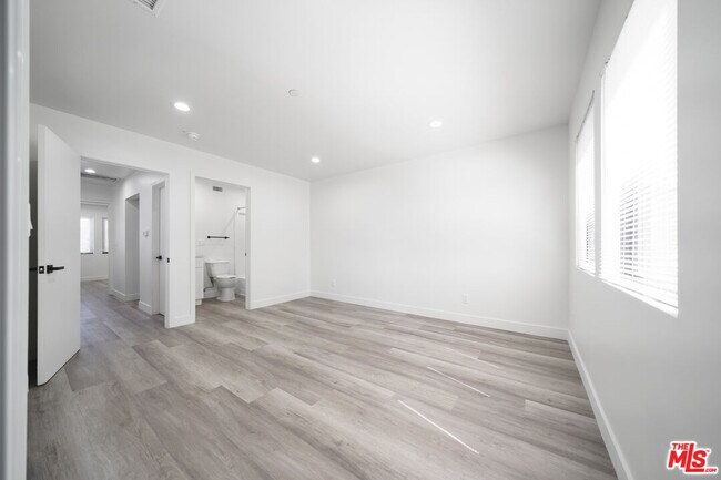 Building Photo - 4112 1/2 Normandie Ave