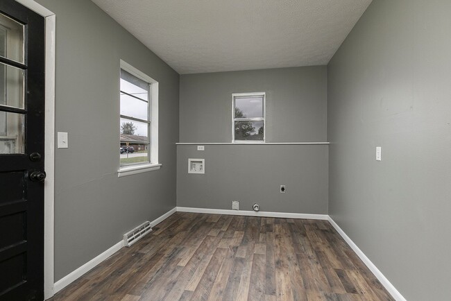 Building Photo - Newly Remodeled | 3 Bedroom | 1 Bathroom |...