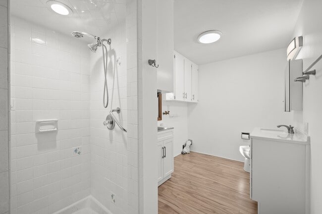 Building Photo - 1332 W Glenlord Rd