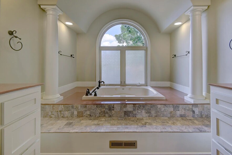 Building Photo - 4 Fisher Creek Dr