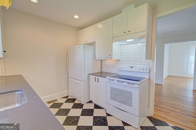 Building Photo - 654 Schuyler Ave SE