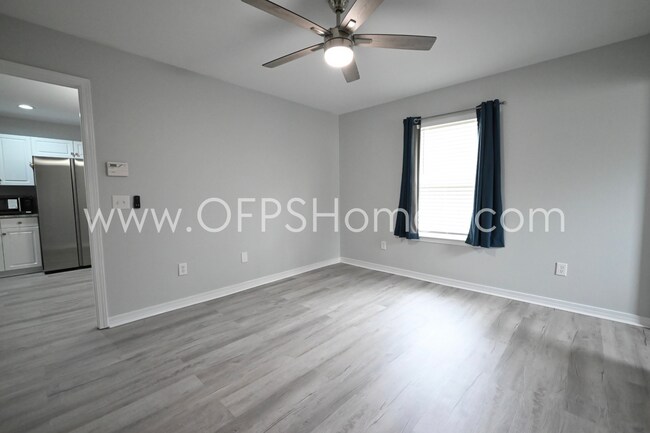 Building Photo - 3/2 in Pensacola!