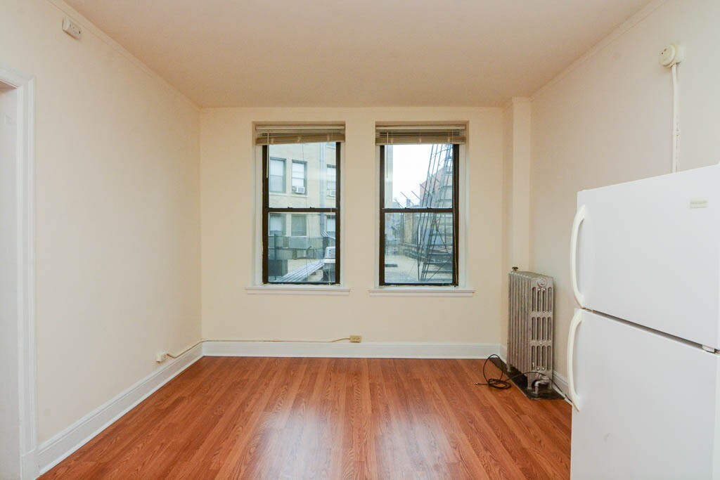 Building Photo - 3335 W Diversey Ave
