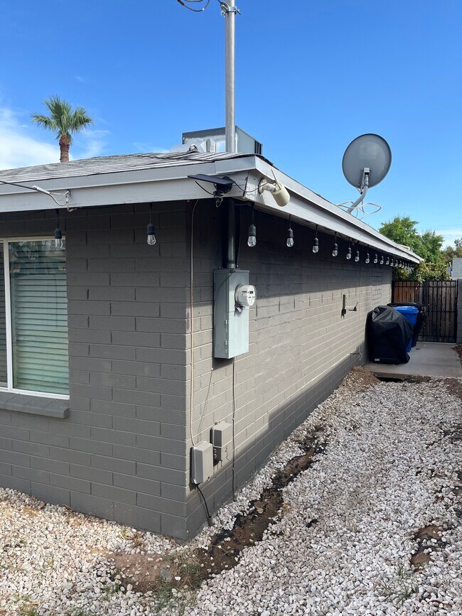 Building Photo - 1506 E Clarendon Ave