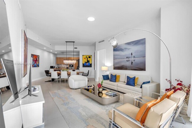 Building Photo - 15811 Collins Ave