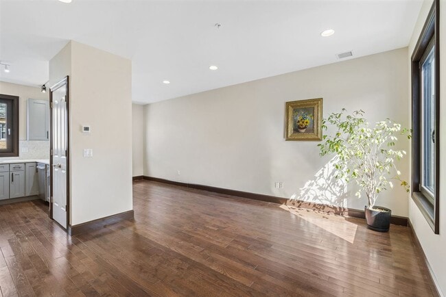 Building Photo - 585 Hoboken Rd