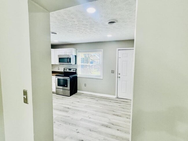 Building Photo - 520 Wainwright Ave