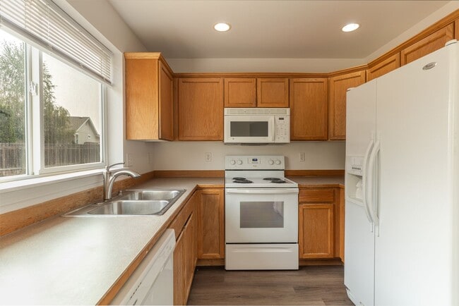 Building Photo - Charming 3-Bed, 2-Bath Home with Spacious ...