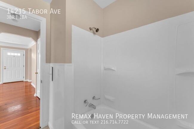 Building Photo - 14215 Tabor Ave, Maple Heights- Spacious 3...