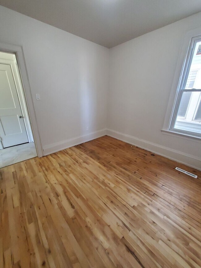 Building Photo - 223-225 E Burleigh St. (Duplex)