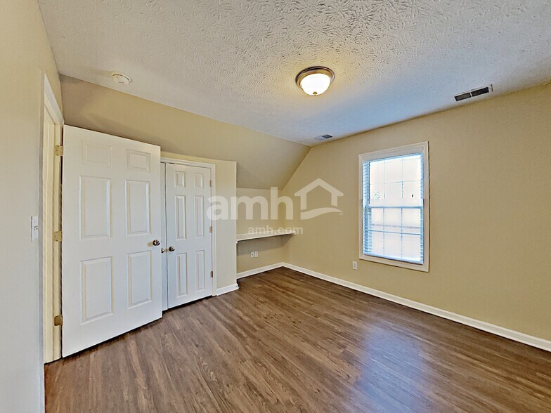 Building Photo - 403 Woodlands Dr