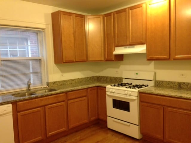 816 2 br Kitchen - 808 Forest Evanston Il 60202