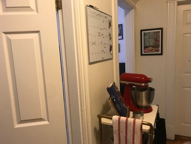 Building Photo - Nicely renovated 2 bed next to the Green L...