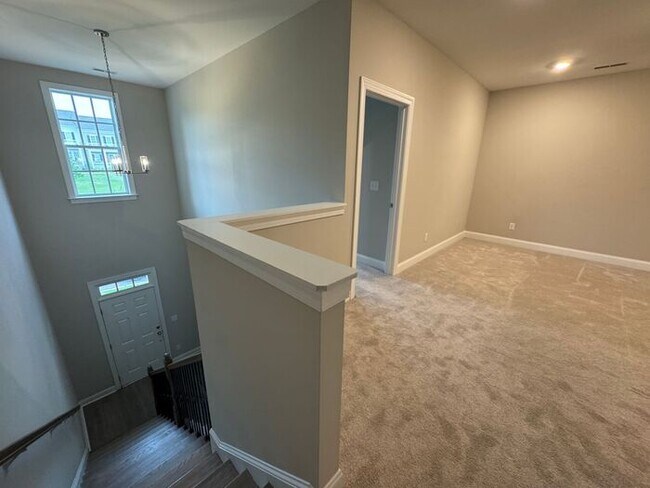 Building Photo - TOWN MADISON RENTAL ON THE SQUARE!