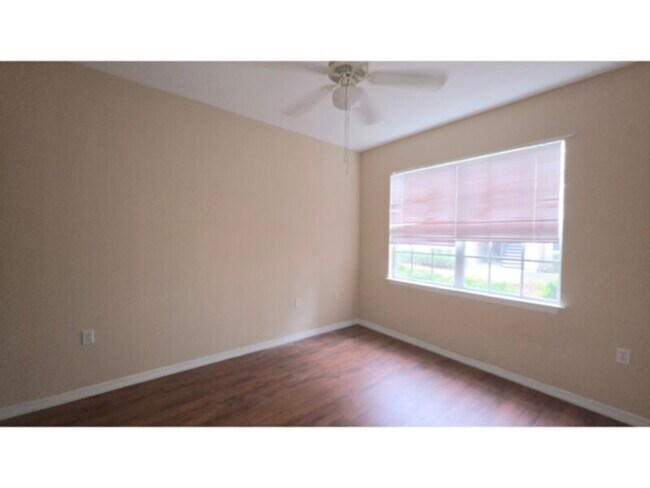 Building Photo - 2 bed 2 bath w den condo GATED Community